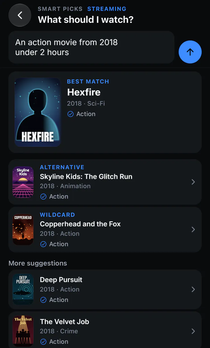 Smart Picks in der App: die Frage „An action movie from 2018 under 2 hours“ mit bestem Treffer, Alternative und Wildcard, mit erfundenen Titeln. – Ansicht der englischen App-Version